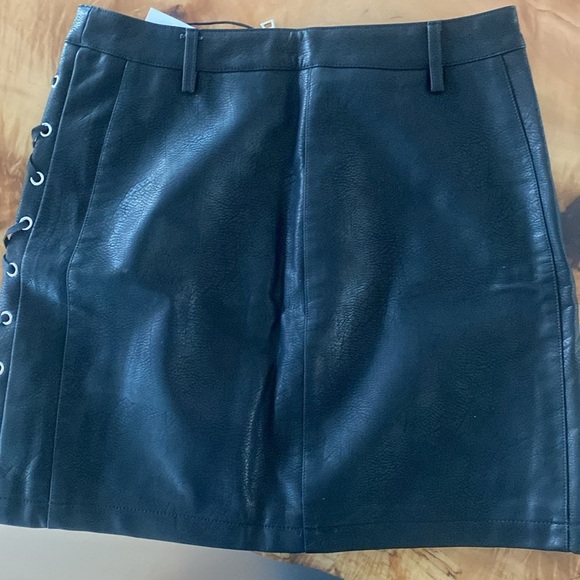 Tiger Mist Leather lace up sides - front zip - mini skirt M - worn once - Picture 4 of 5